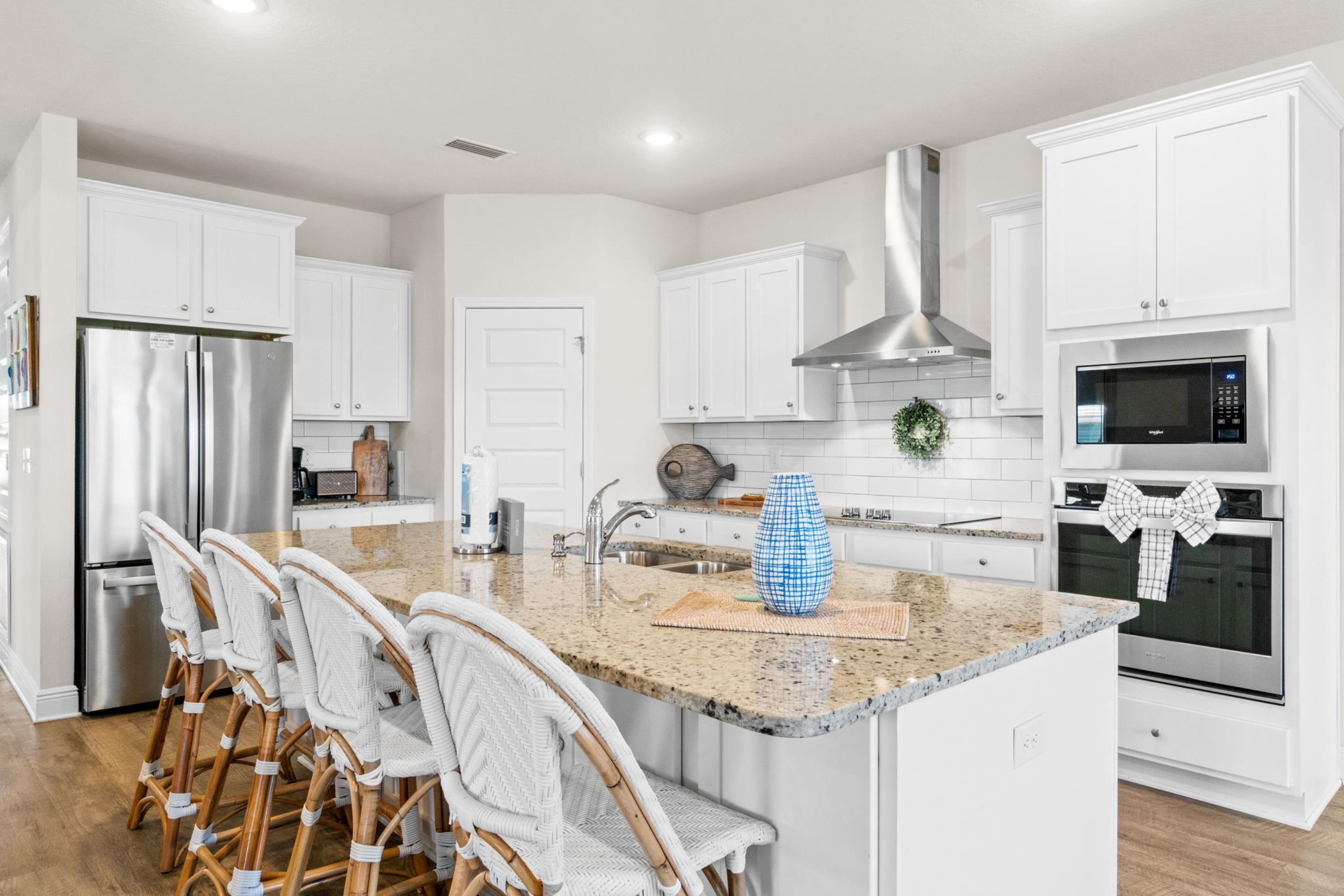 Casa, vistas al complejo turístico | Cocina privada | Frigorífico grande, microondas, horno y placa de cocina