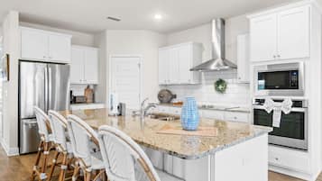 Casa, vistas al complejo turístico | Cocina privada | Frigorífico grande, microondas, horno y placa de cocina