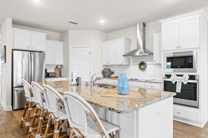 Full-sized fridge, microwave, oven, stovetop