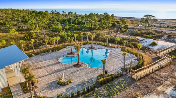 2 piscines extérieures, chaises longues