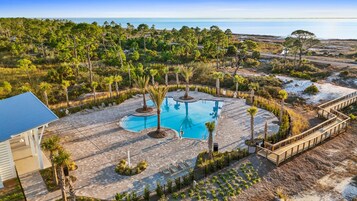 2 outdoor pools, pool loungers