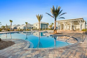 2 outdoor pools, pool loungers