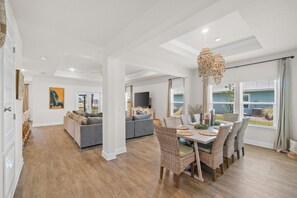 Maison, vue établissement | Restauration dans la chambre