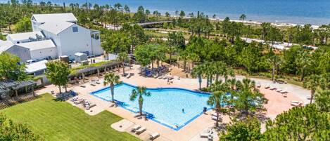 2 outdoor pools, pool loungers