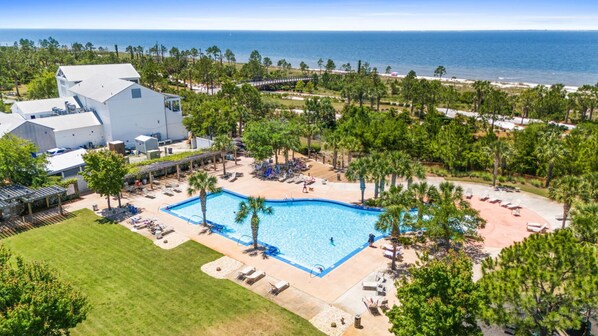 2 outdoor pools, pool loungers