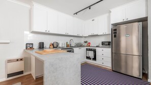 Een koelkast, een magnetron, een oven, een kookplaat