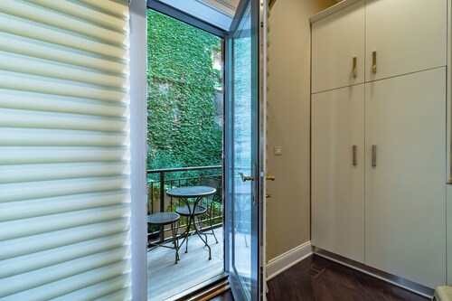 Luxurious Cozy 4BR 4-Story Gold Coast Villa with Free Parking