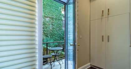 Luxurious Cozy 4BR 4-Story Gold Coast Villa with Free Parking