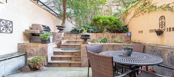 Luxurious Cozy 4BR 4-Story Gold Coast Villa with Free Parking