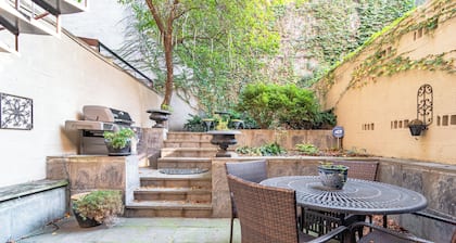Luxurious Cozy 4BR 4-Story Gold Coast Villa with Free Parking