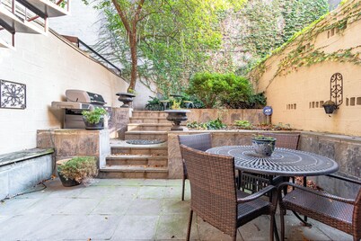 Luxurious Cozy 4BR 4-Story Gold Coast Villa with Free Parking