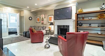 Luxurious Cozy 4BR 4-Story Gold Coast Villa with Free Parking