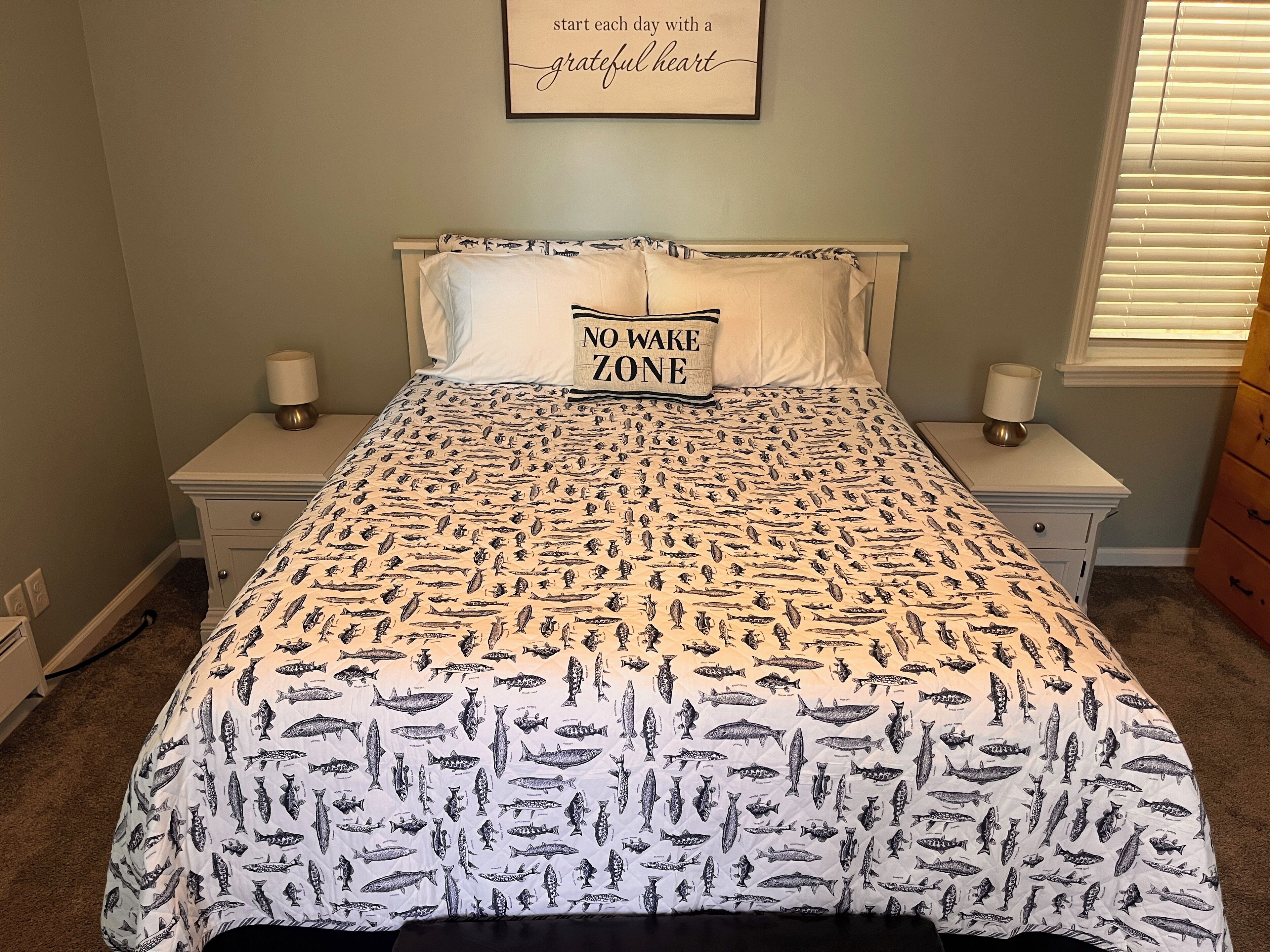 1 間睡房、書桌、熨斗/熨衫板、可攜式嬰兒床