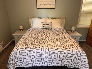 1 dormitorio, escritorio, tabla de planchar con plancha y cuna de viaje