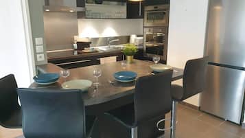 Frigorífico, microondas, horno y placa de cocina