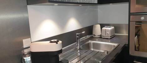 Réfrigérateur, micro-ondes, four, plaque de cuisson