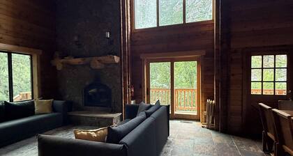 Tranquil 3-bedroom Cabin on Carson River in Markleeville