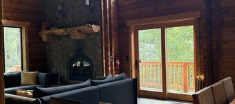 Tranquil 3-bedroom Cabin on Carson River in Markleeville