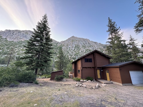 Tranquil 3-bedroom Cabin on Carson River in Markleeville