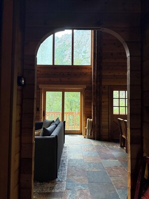 Smart TV, fireplace - Tranquil 3-bedroom Cabin on Carson River in Markleeville (Markleeville)