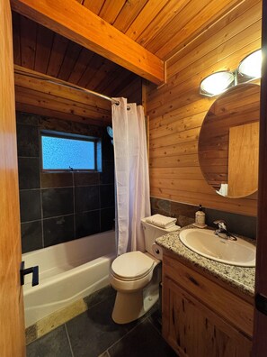 Hiustenkuivaaja, pyyhkeet, saippua, sampoo