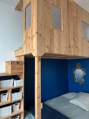 2 slaapkamers, een strijkplank/strijkijzer, internet, beddengoed