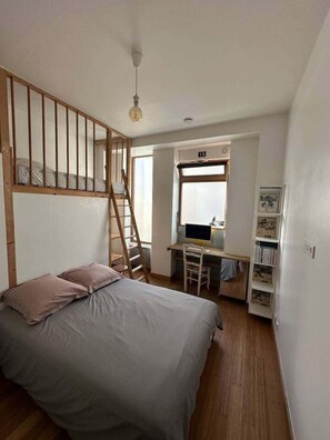 2 bedrooms, iron/ironing board, Internet, bed sheets