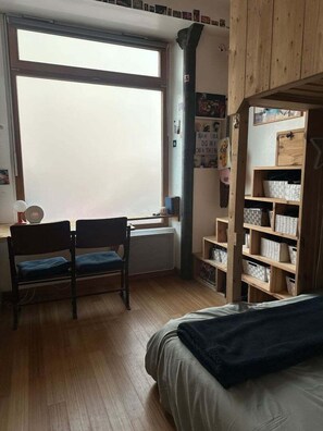 2 bedrooms, iron/ironing board, Internet, bed sheets