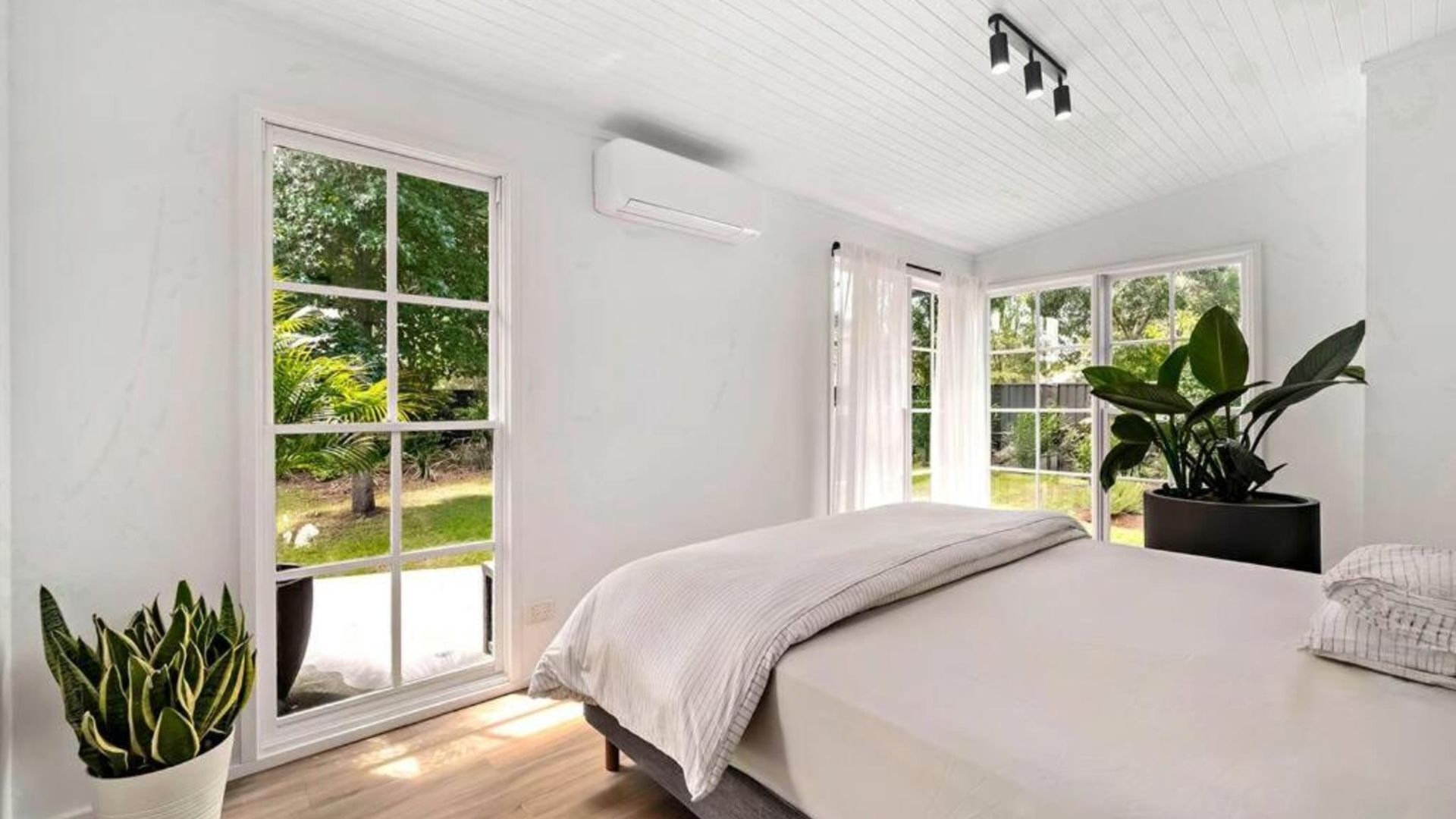 4 bedrooms, desk, iron/ironing board, free WiFi