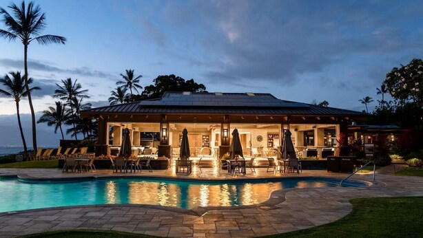 Ein Resort mit Pool, Außenbereich und Blick aufs Meer.
