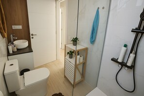Secadora de cabello, toallas, jabón, papel de baño 
