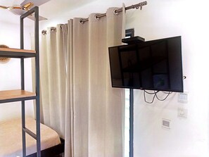 1 室のベッドルーム、WiFi