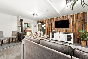 Smart TV - Mountain Serenity Retreat - Larkspur Retreat (Larkspur)