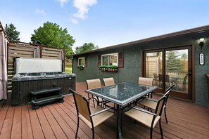 Outdoor dining - Mountain Serenity Retreat - Larkspur Retreat (Larkspur)