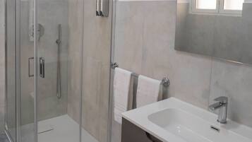 Regadera, secadora de cabello, bidet, toallas