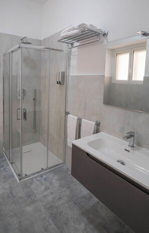 Dusche, Haartrockner, Bidet, Handtücher