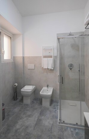 Doccia, asciugacapelli, bidet, asciugamani