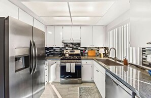 Mikrovågsugn, ugn, spishäll och diskmaskin