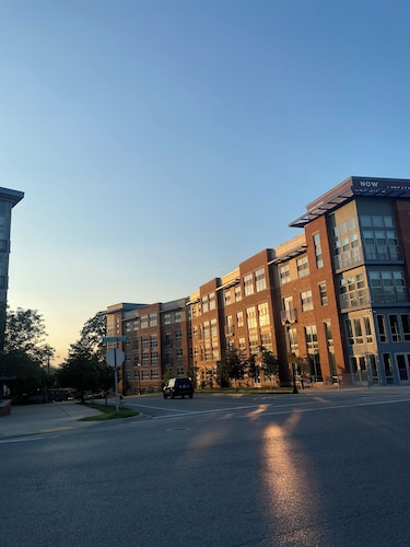 Charming 1-bedroom apartment in pleasant Hyattsville. Just steps to the Mall