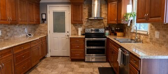 South Knox Spot | Grill, Outdoor Pool & Lounge!
