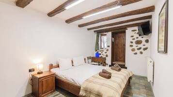 8 bedrooms, WiFi, bed sheets