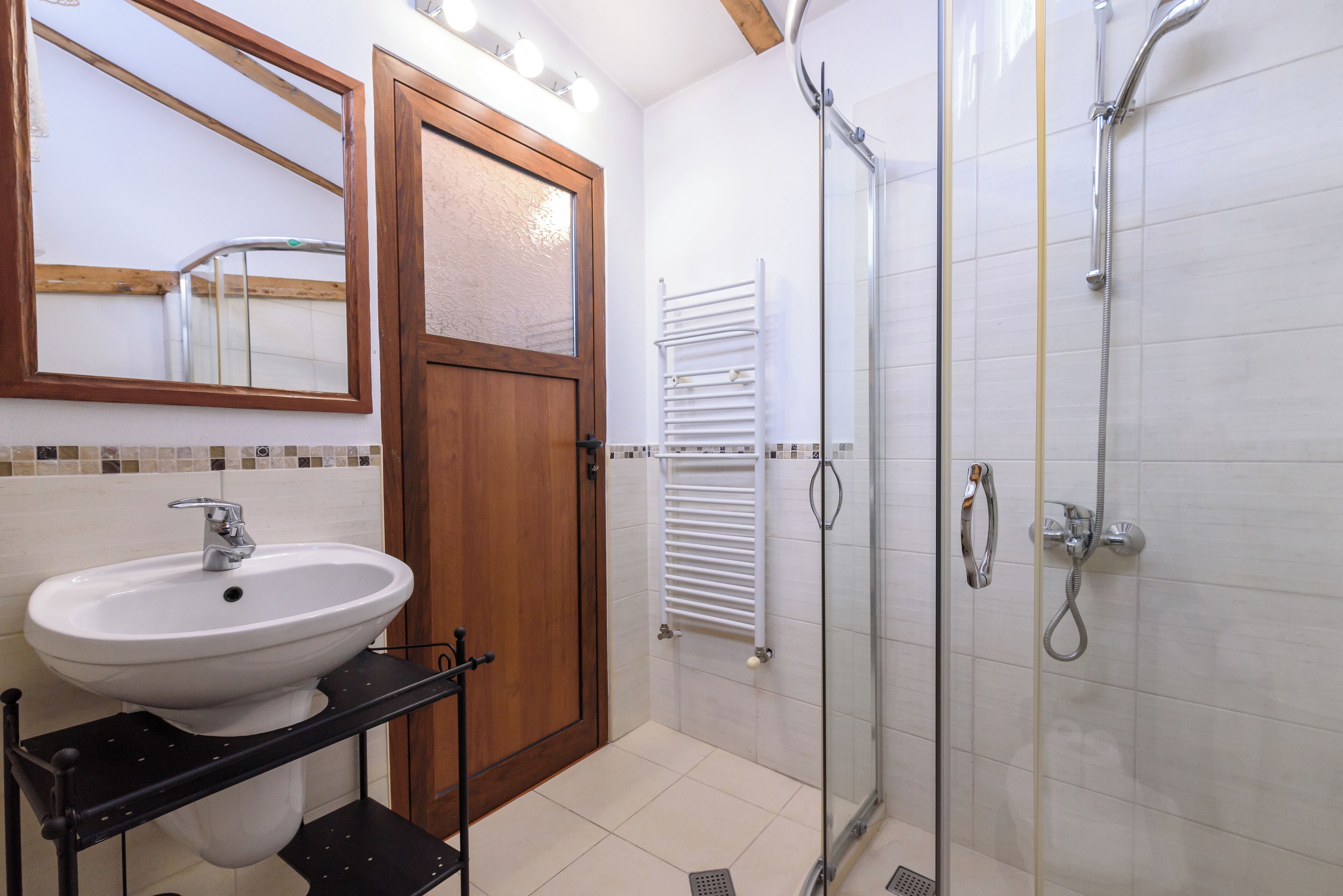Ducha, secador de pelo, bidé y toallas