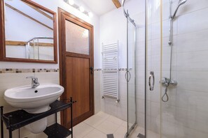 Shower, hair dryer, bidet, towels