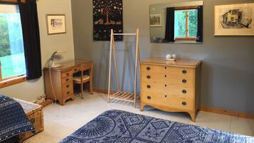 2 bedrooms, iron/ironing board, Internet, bed sheets