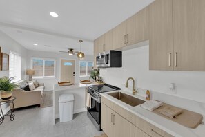 Fridge, microwave, oven, stovetop - Casa Solana (North Las Vegas)