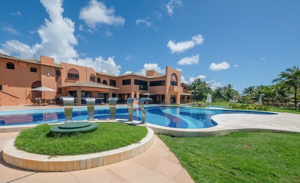 Una piscina al aire libre