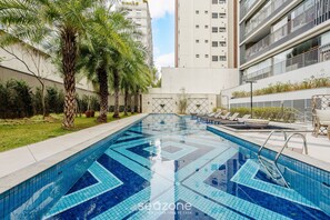Apartamento básico | Piscina | Una piscina al aire libre
