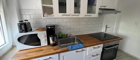 Kylskåp, mikrovågsugn, ugn och spishäll