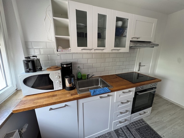 Kühlschrank, Mikrowelle, Ofen, Herdplatte