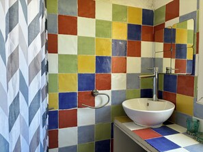 Haartrockner, Handtücher, Seife, Toilettenpapier